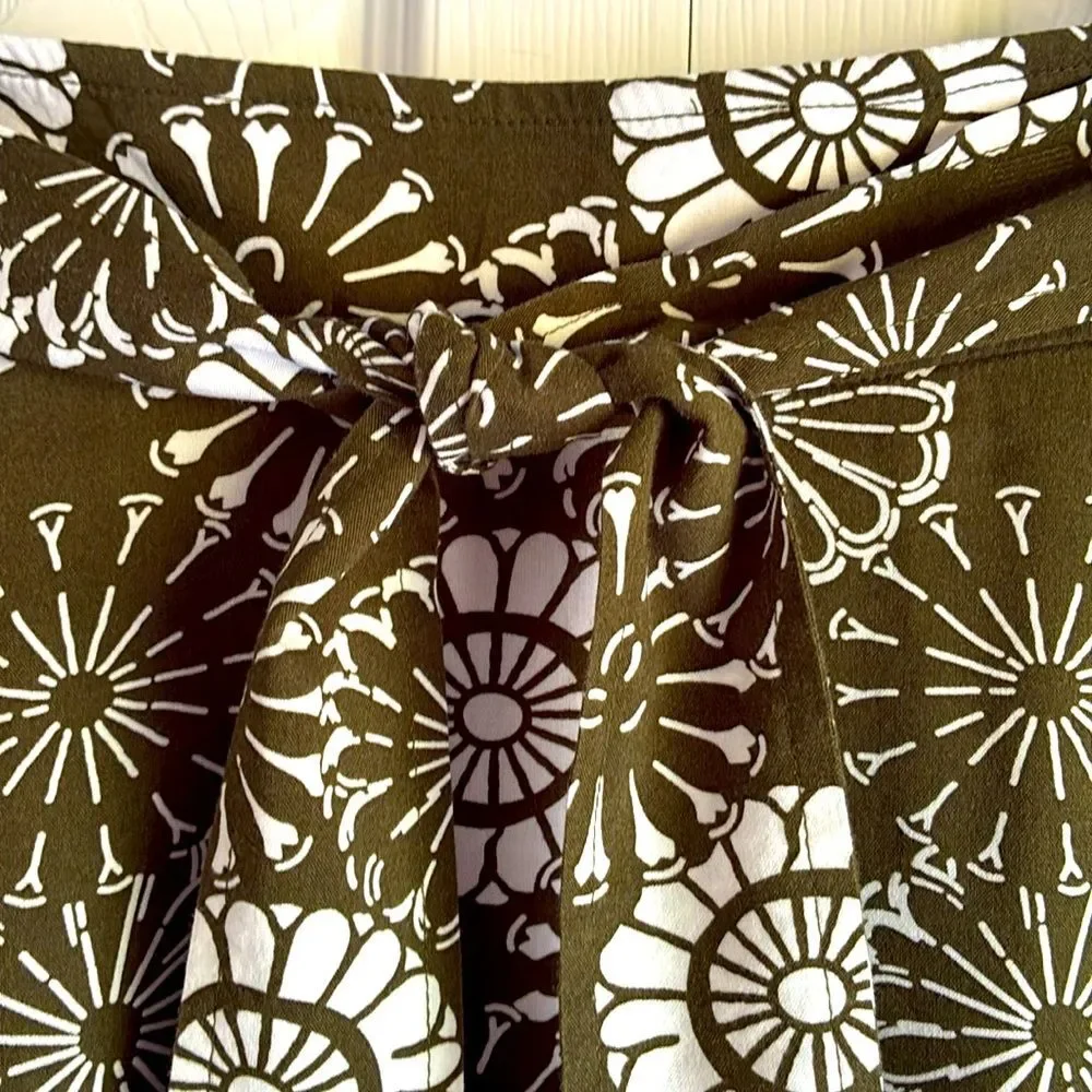 LOFT Skirt A-Line Size 6 Olive & White Floral with Pockets and Tie Front